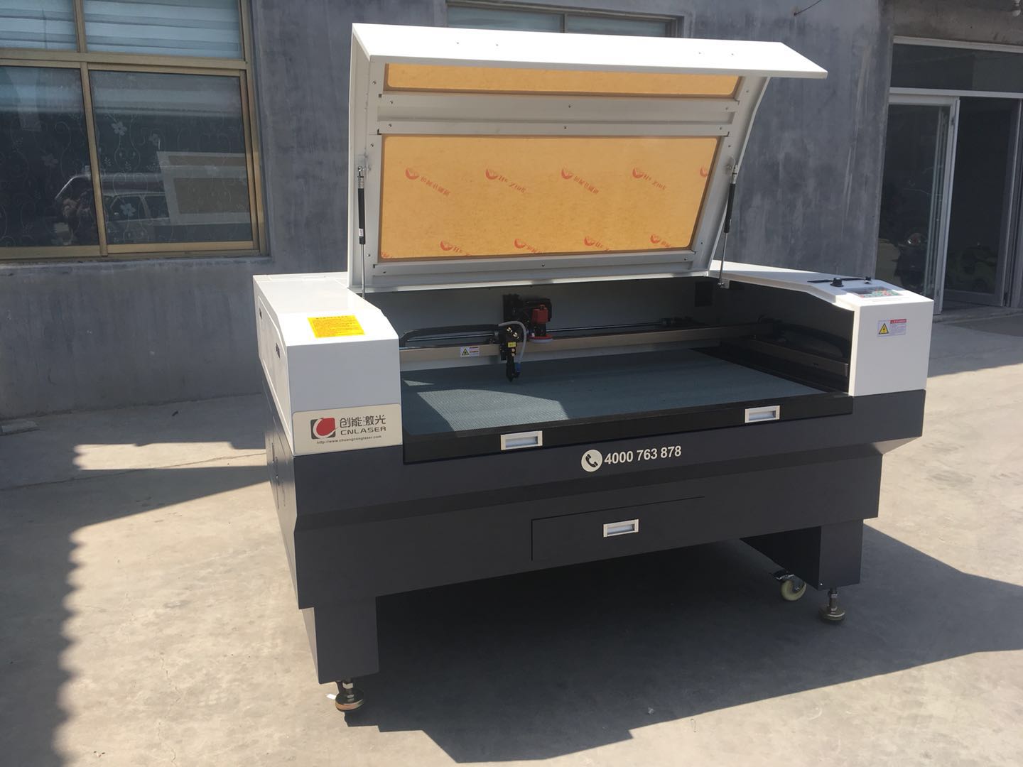 自動定位激光切割機(jī)