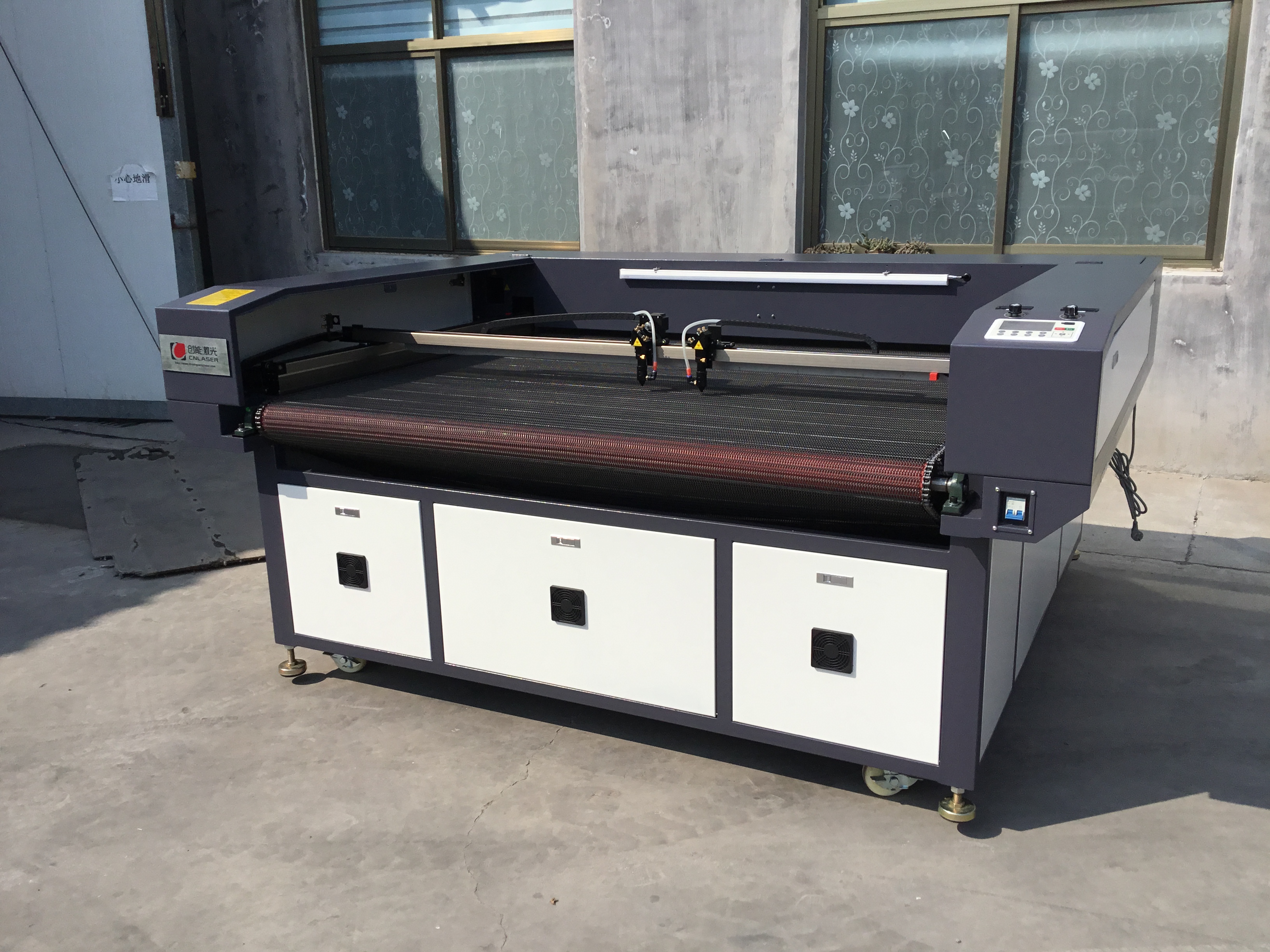 自動(dòng)送料激光切割機(jī)